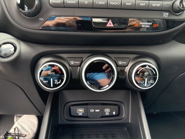 Used 2025 Hyundai Venue Limited image 32