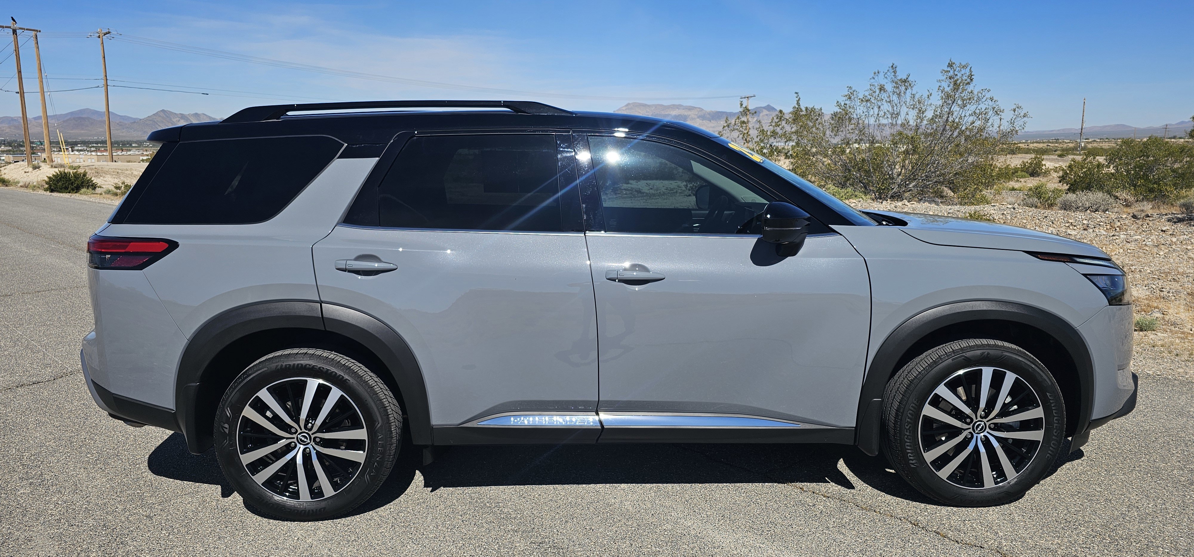Used 2025 Nissan Pathfinder Platinum FWD image 3