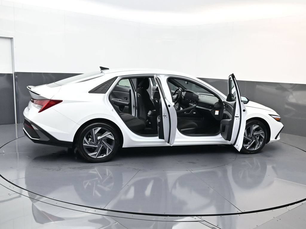 Certified 2025 Hyundai Elantra SEL FWD image 28