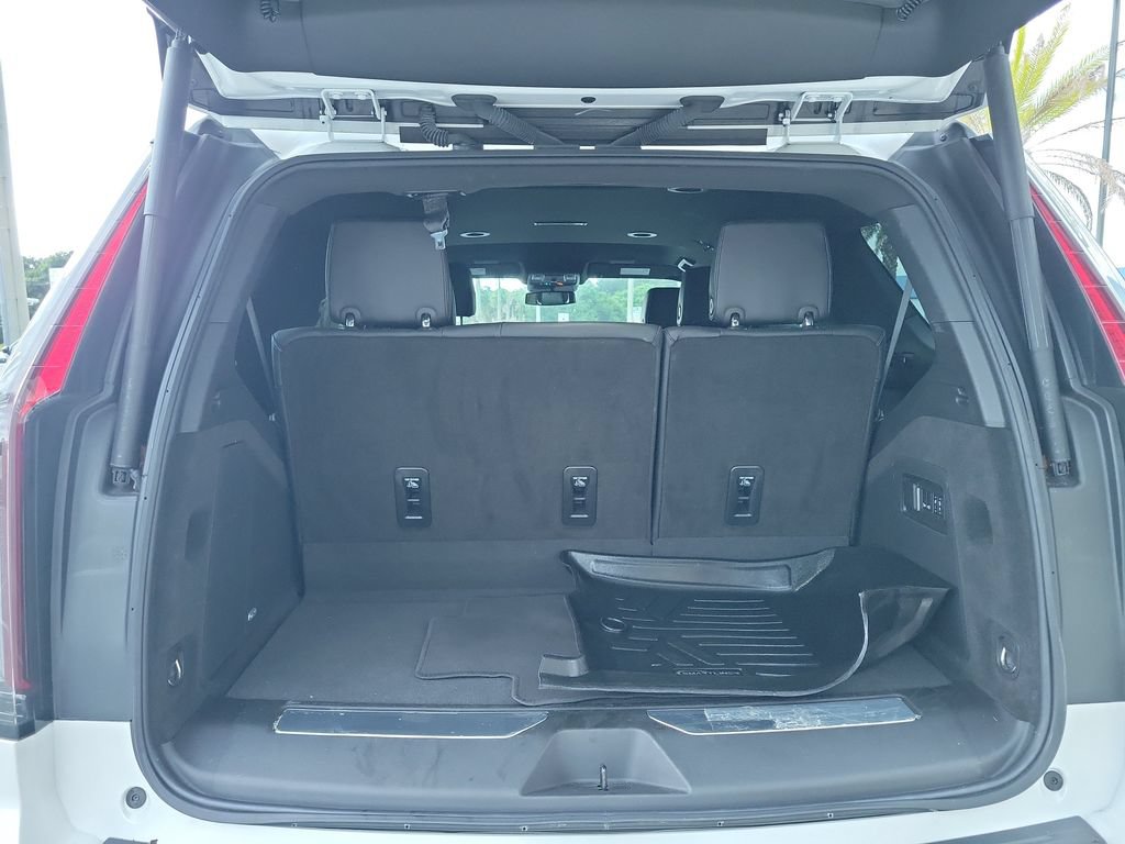 Used 2024 Cadillac Escalade Luxury RWD image 11