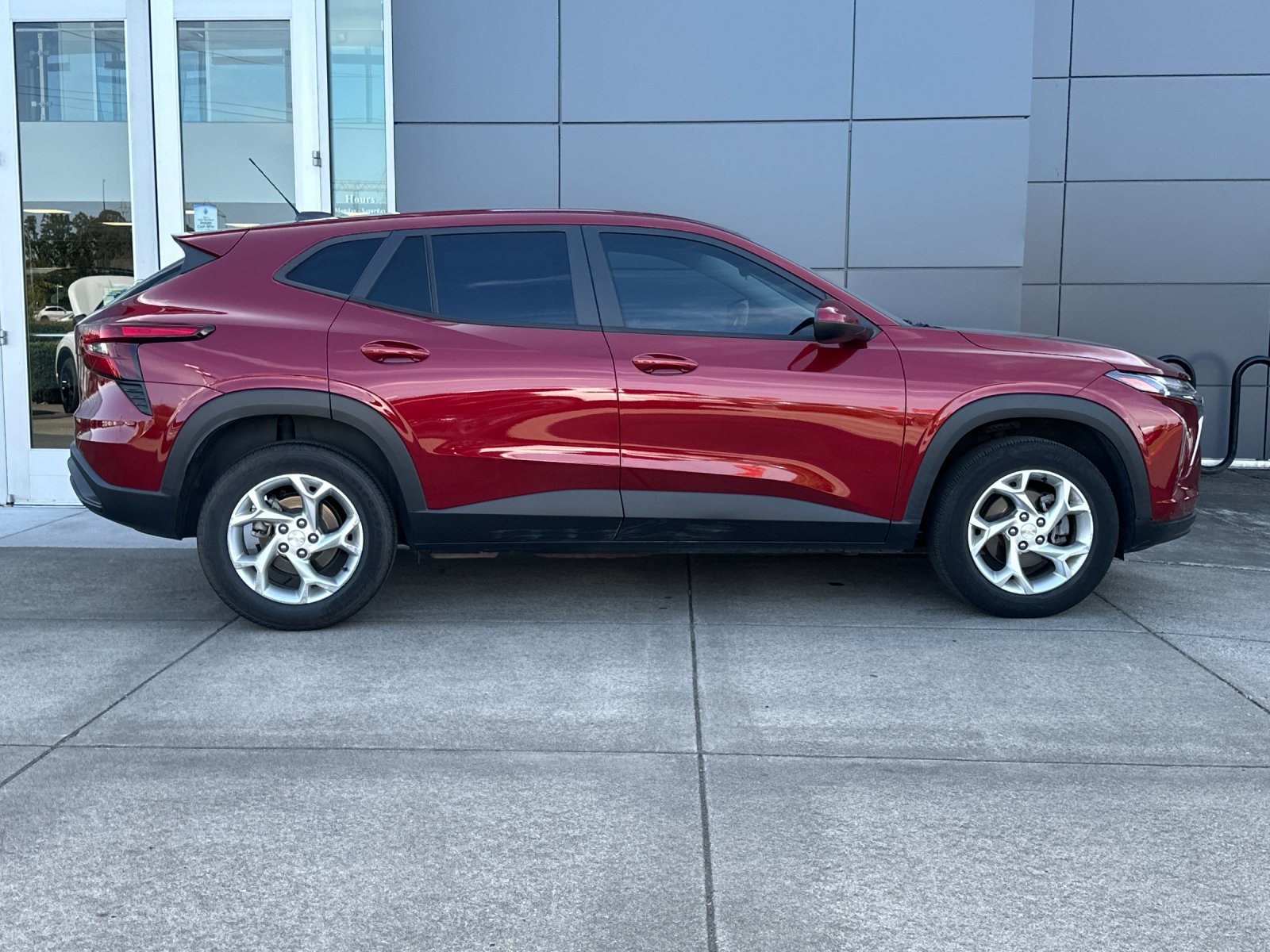 Used 2024 Chevrolet Trax LS w/ LS Convenience Package FWD image 3