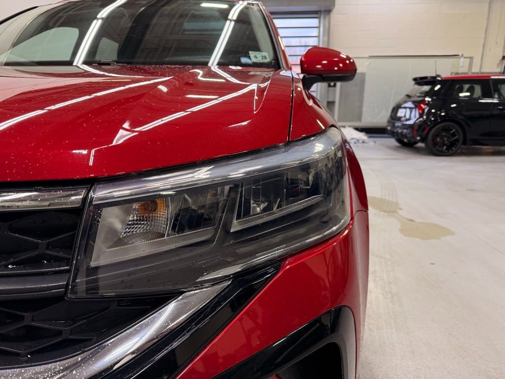 Used 2023 Volkswagen Taos SE w/ Panoramic Sunroof Package image 9