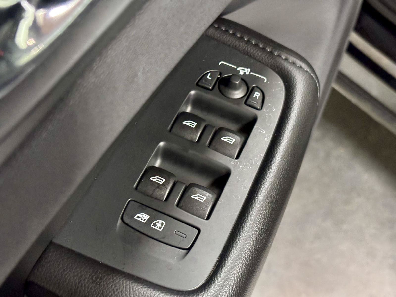 Used 2019 Volvo XC60 T5 Momentum w/ Multimedia Package AWD/4WD image 14