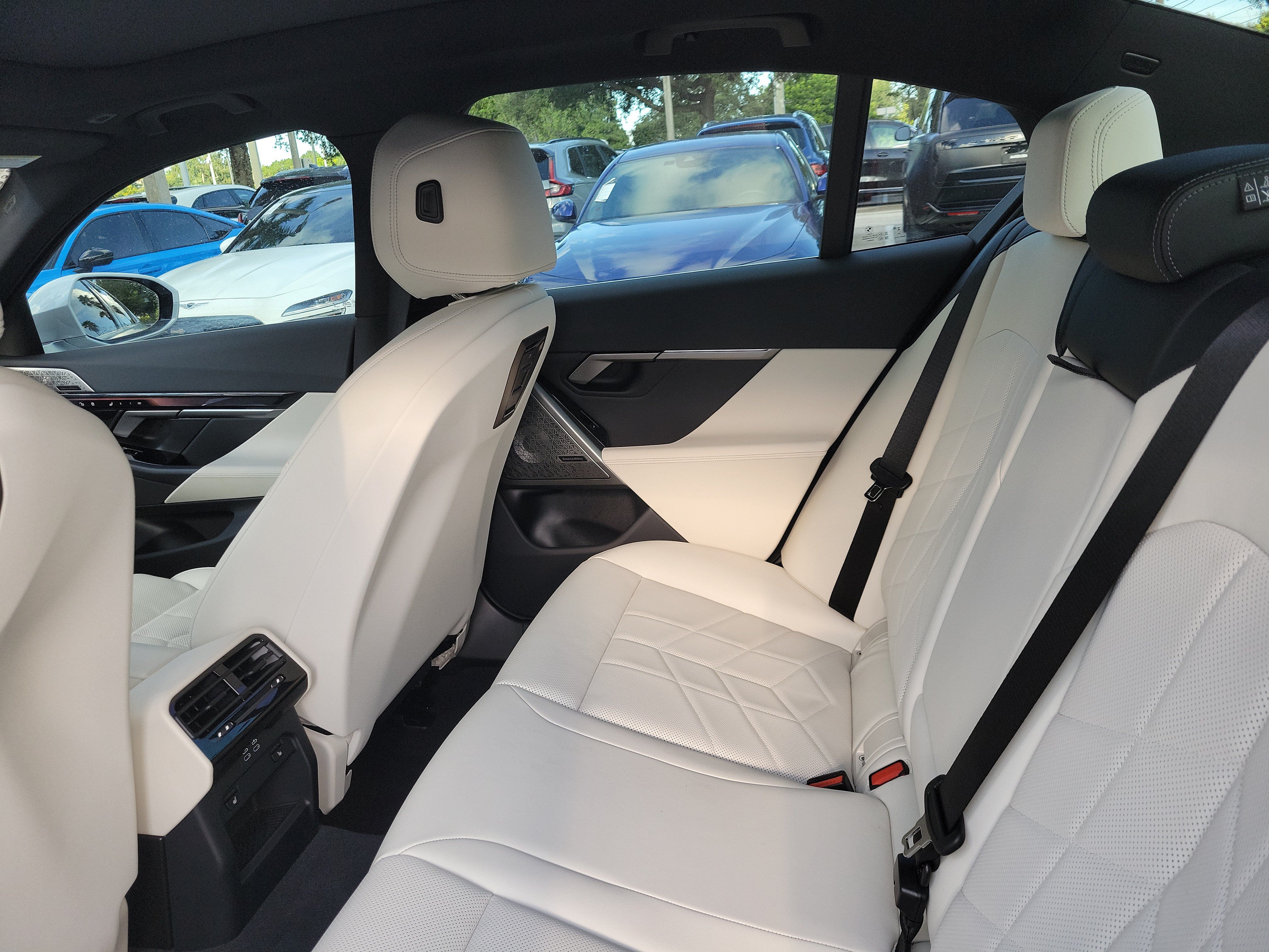 Used 2026 BMW i5 eDrive40 w/ Premium Package RWD image 10