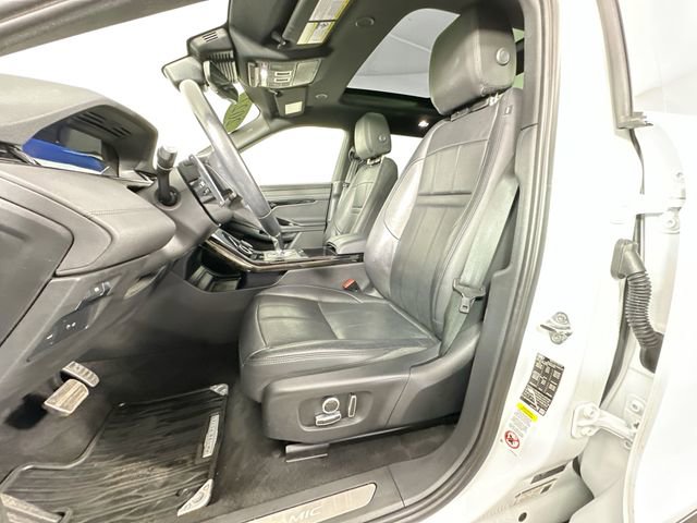 Used 2022 Land Rover Range Rover Evoque R-Dynamic SE image 4