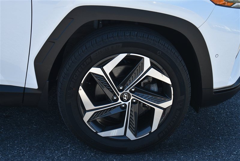 Used 2023 Hyundai Tucson Limited w/ Cargo Package AWD/4WD image 3