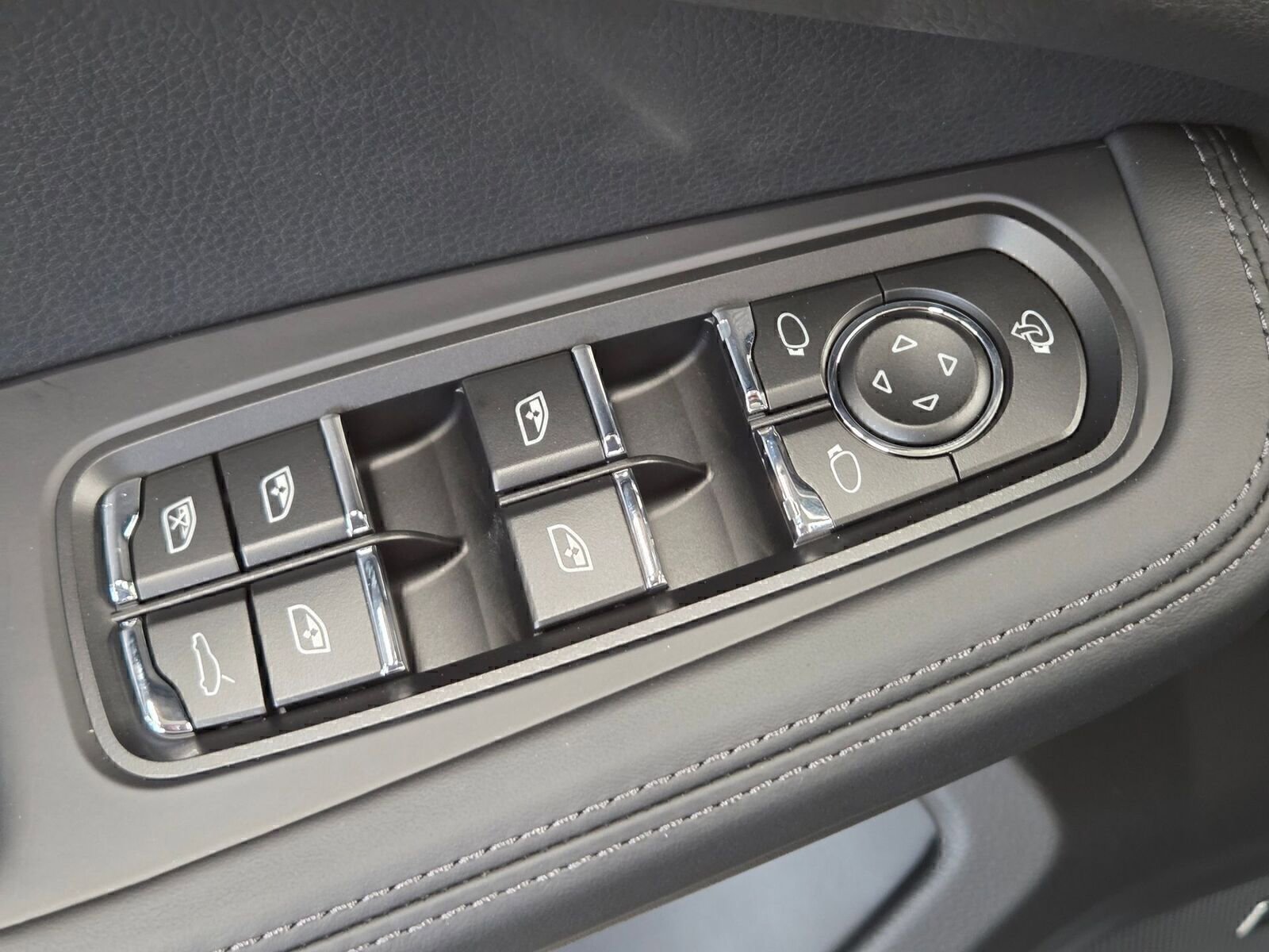 Certified 2026 Porsche Macan Turbo AWD/4WD image 15