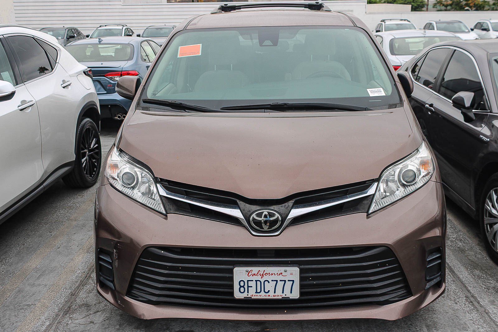 Used 2018 Toyota Sienna LE w/ Carpet Mat Package FWD image 1
