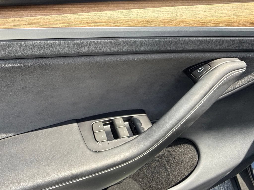 Used 2024 Tesla Model Y Long Range AWD/4WD image 28