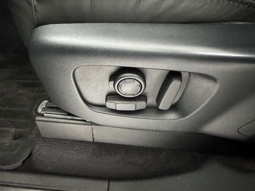 Used 2017 Land Rover Discovery HSE image 28