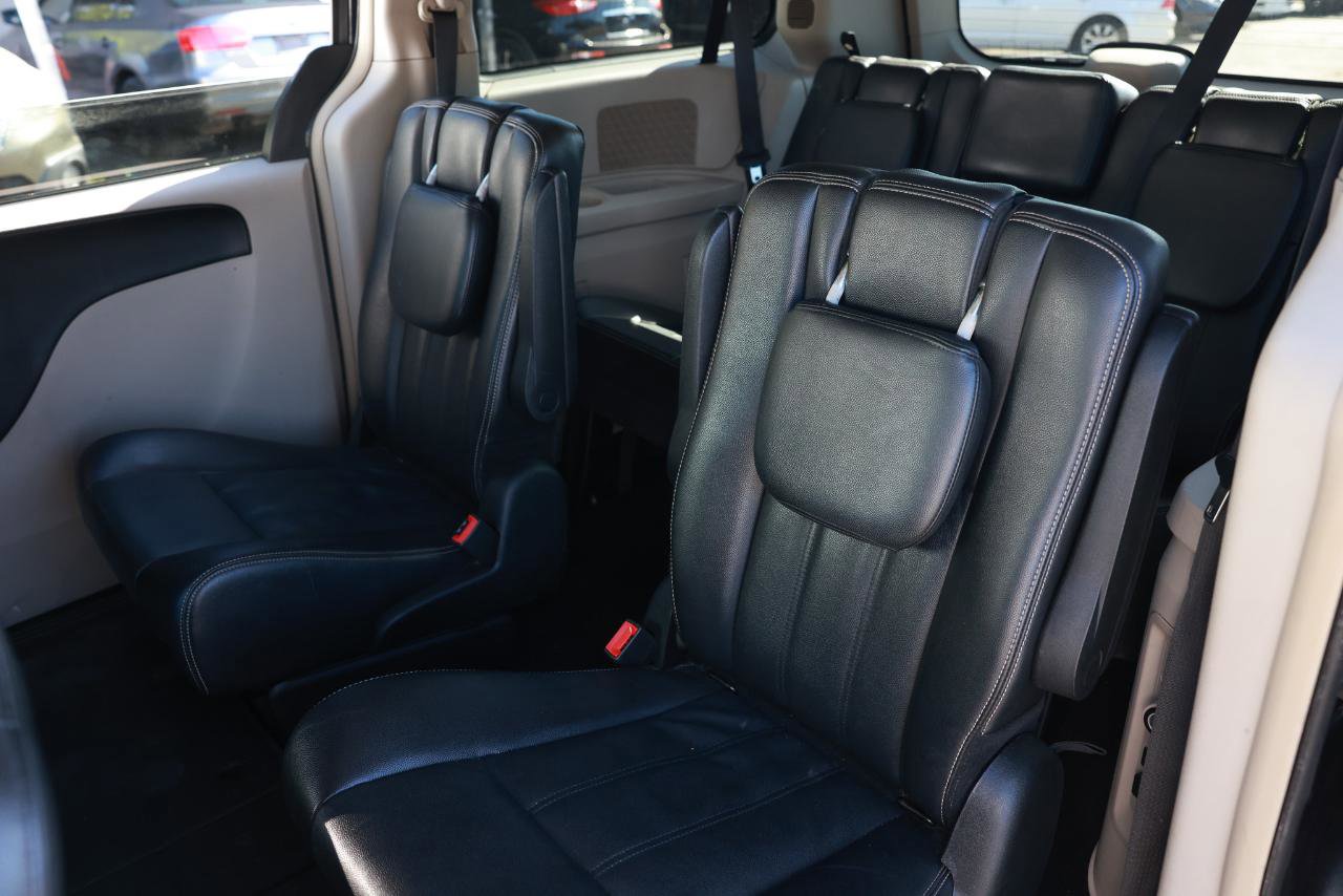 Used 2014 Chrysler Town & Country Touring FWD image 8