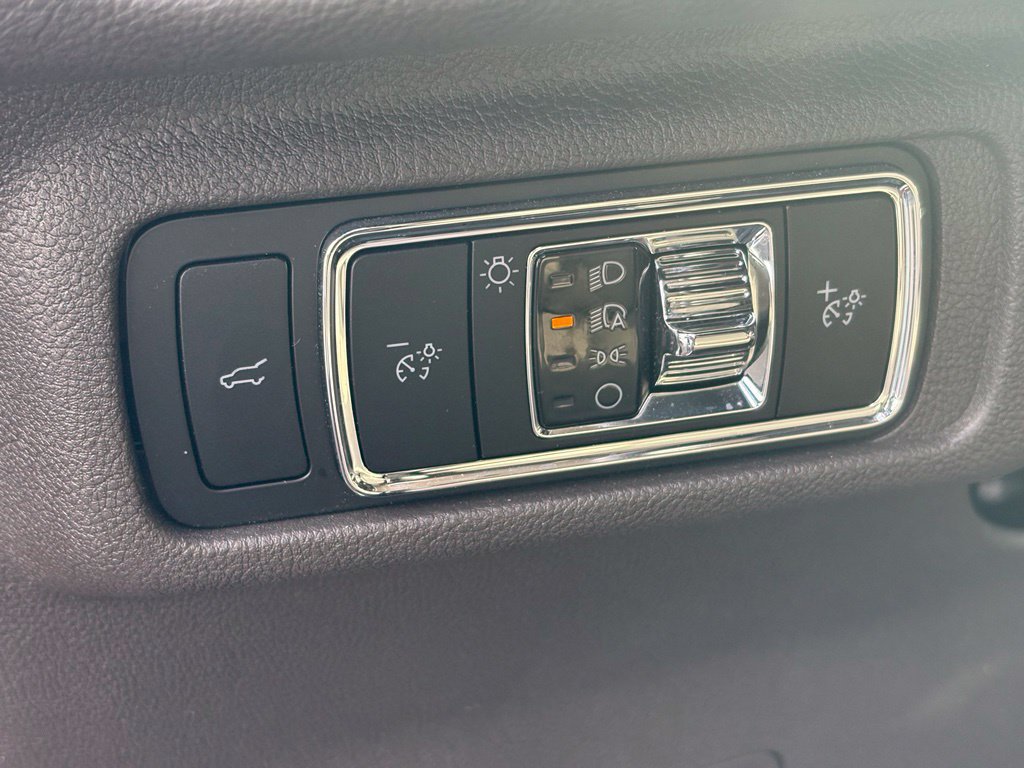 Used 2023 Lincoln Corsair AWD w/ Equipment Group 101A image 11