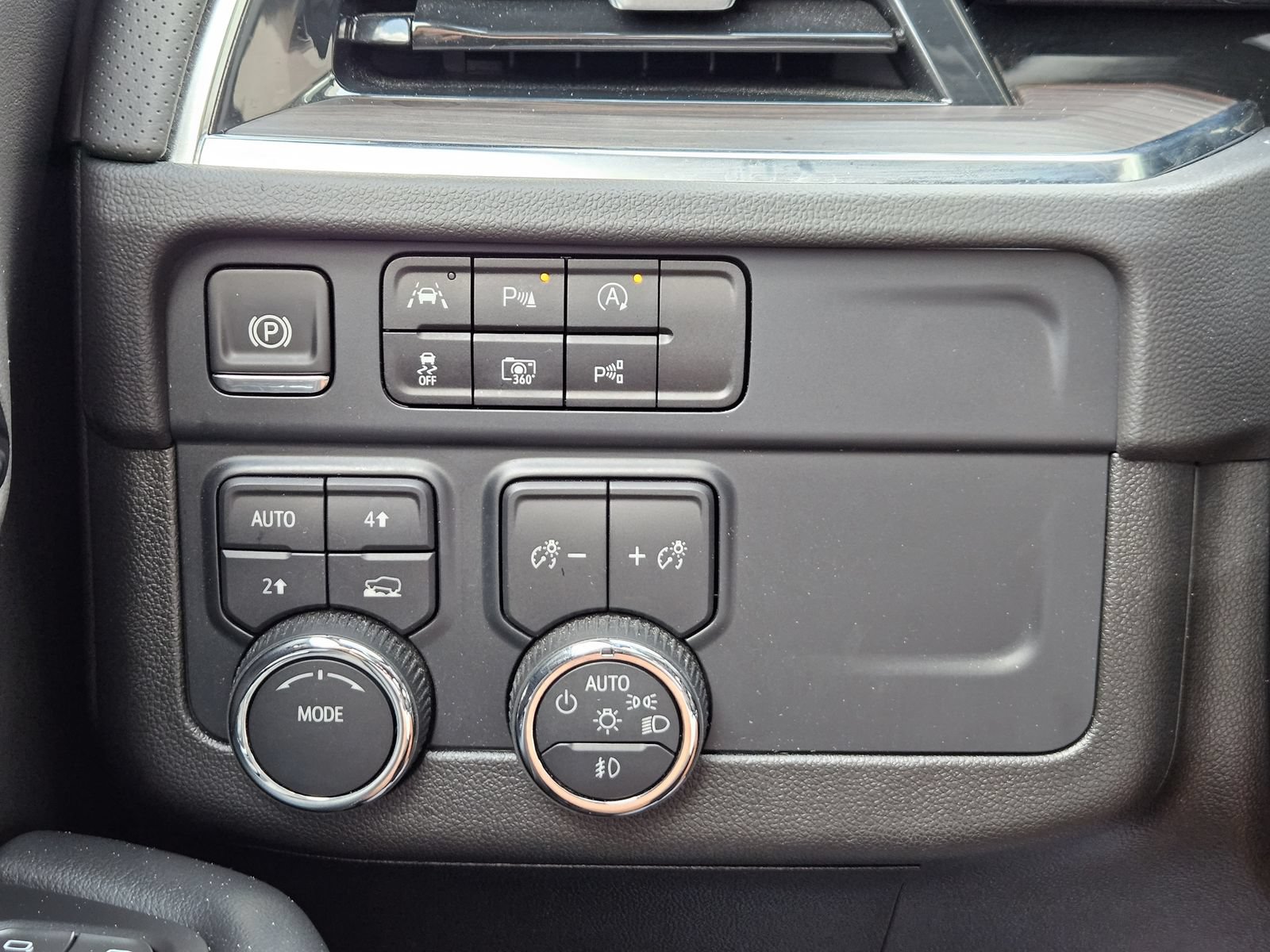 Certified 2025 Chevrolet Suburban Premier AWD/4WD image 24
