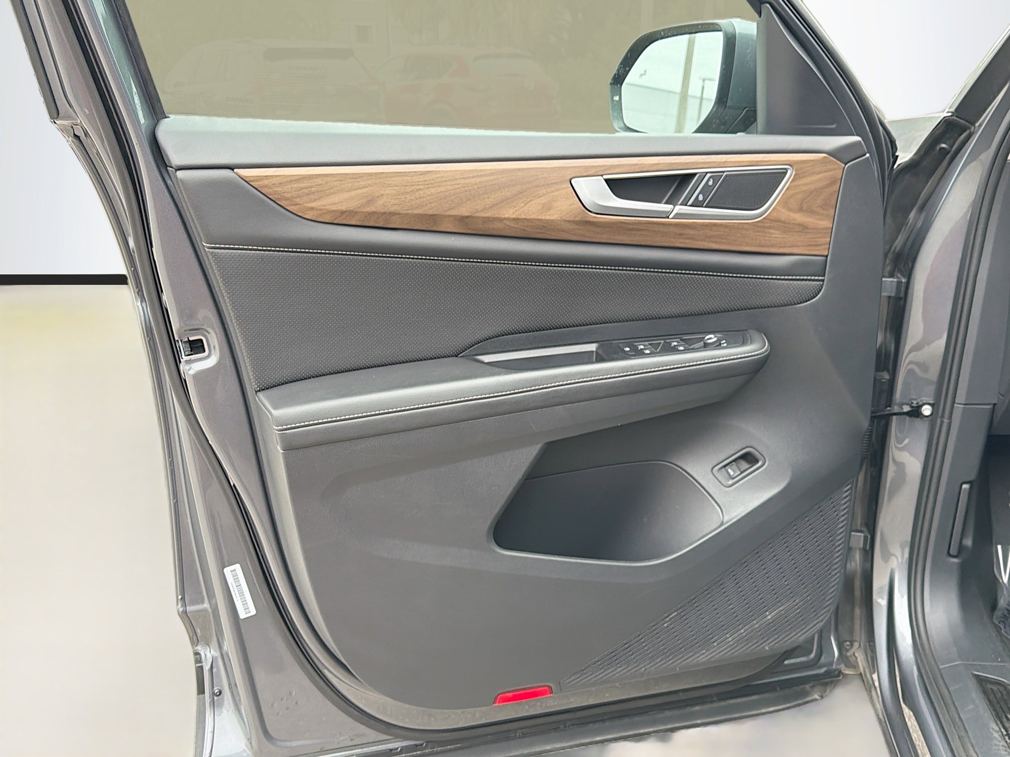 Used 2025 Volkswagen Atlas SE image 23