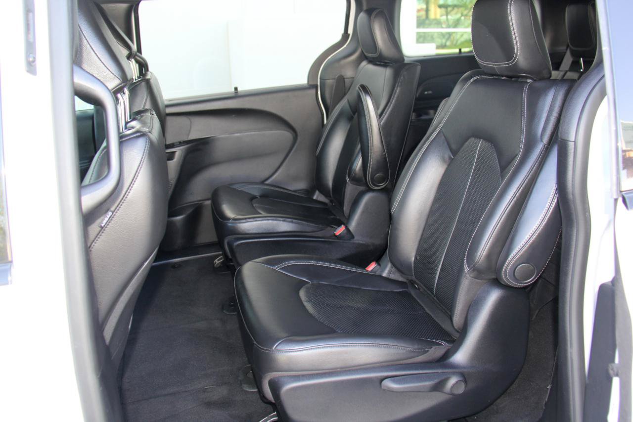 Used 2020 Chrysler Pacifica Touring-L w/ S Appearance Package FWD image 24
