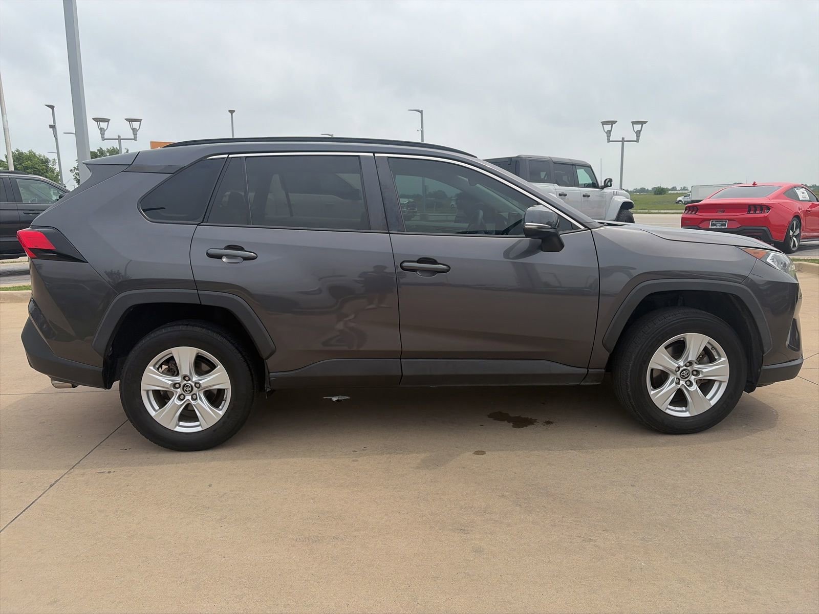 Used 2019 Toyota RAV4 XLE FWD image 6