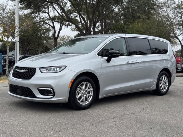 Used 2024 Chrysler Pacifica Touring-L image 2