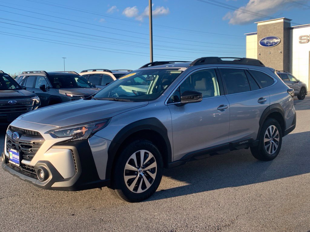 Used 2025 Subaru Outback Premium AWD/4WD image 2
