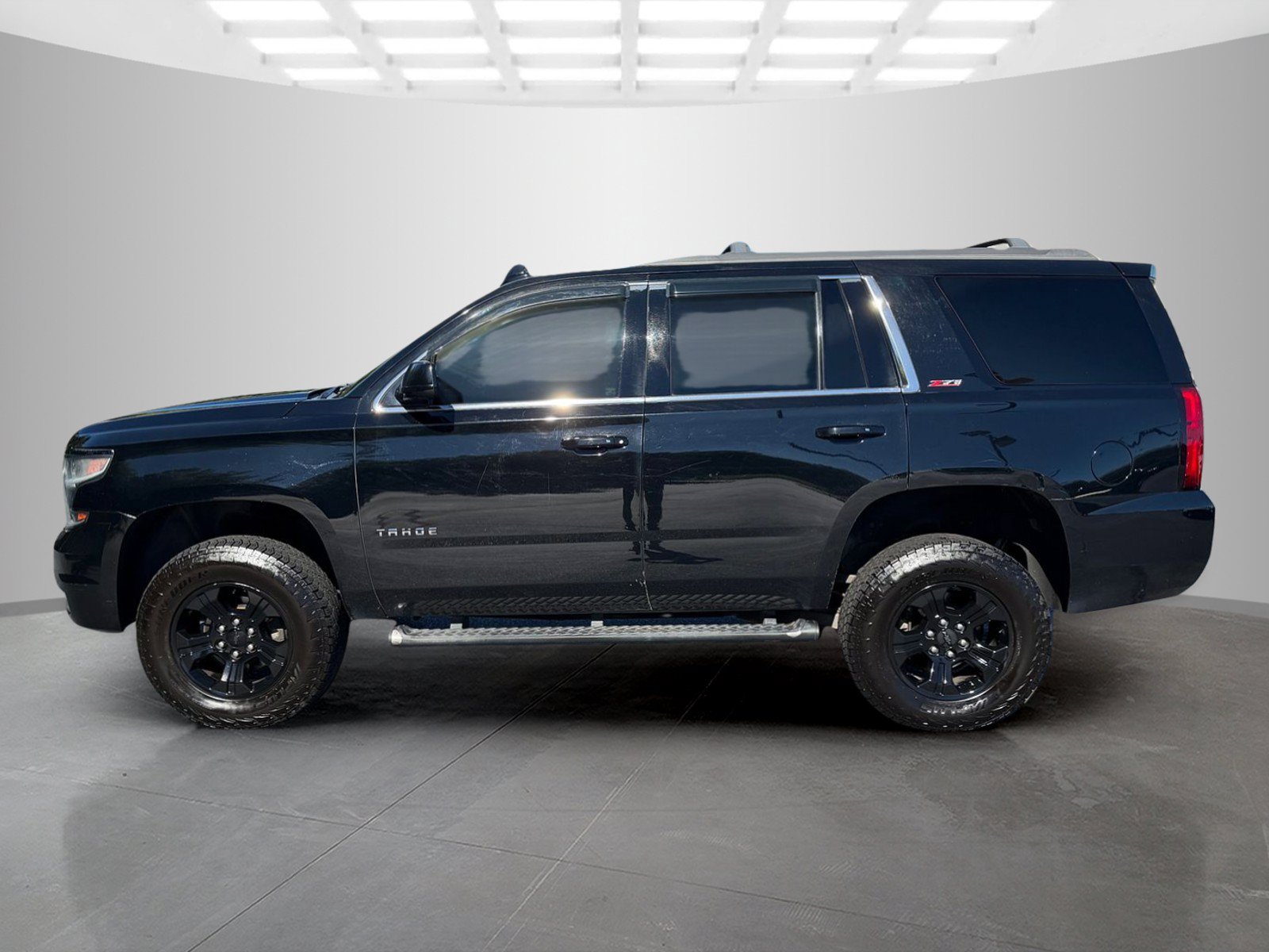 Used 2017 Chevrolet Tahoe LT w/ Luxury Package AWD/4WD image 3