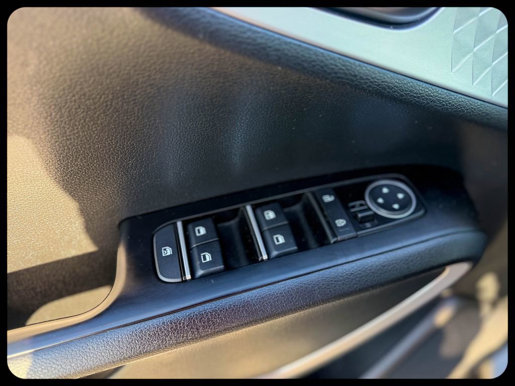 Used 2025 Kia Soul LX w/ LX Technology Package FWD image 17