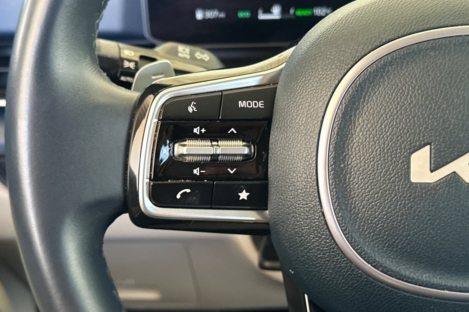Certified 2025 Kia Carnival SX FWD image 27