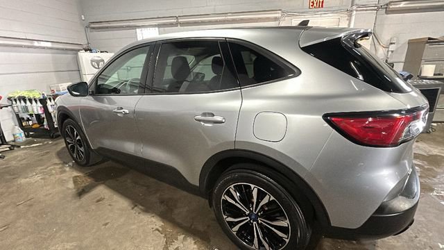 Used 2022 Ford Escape SE w/ SE Sport Appearance Package image 3