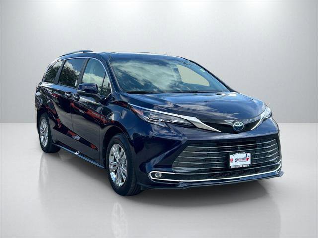 Certified 2024 Toyota Sienna Platinum image 3