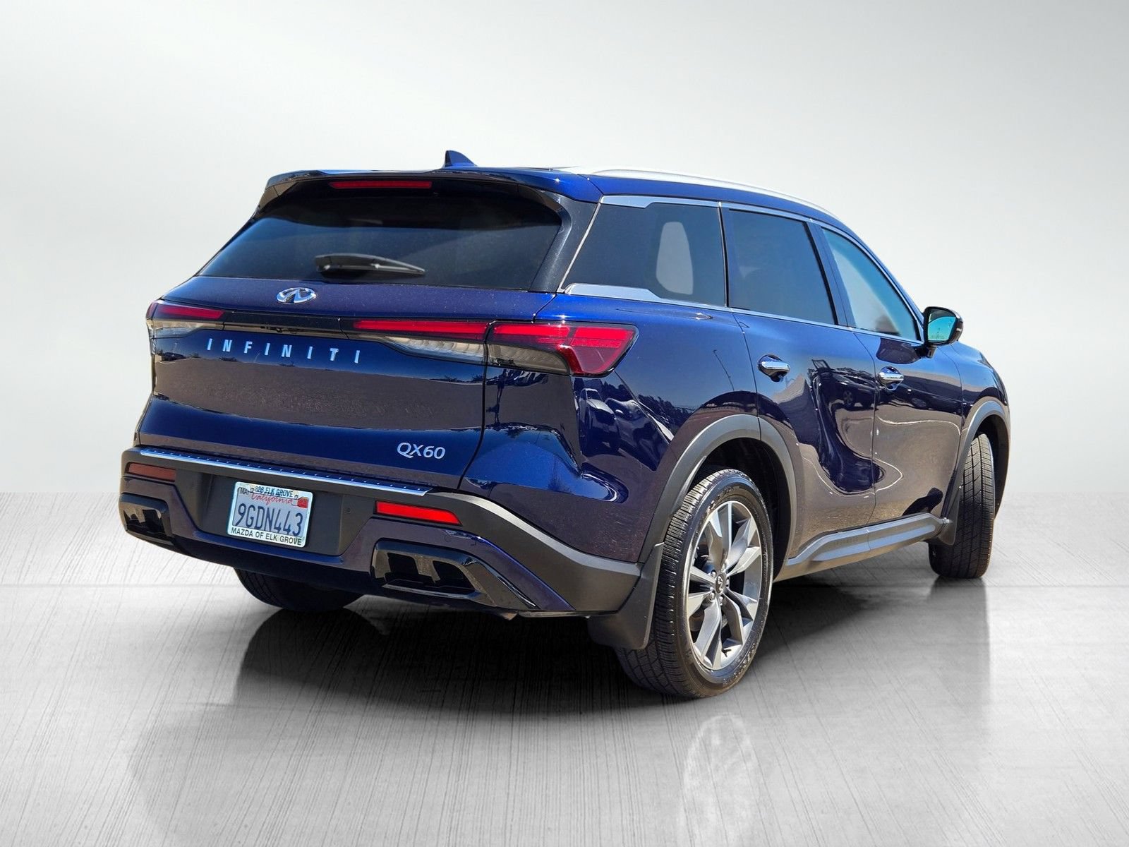 Used 2023 INFINITI QX60 Luxe w/ Cargo Package FWD image 4