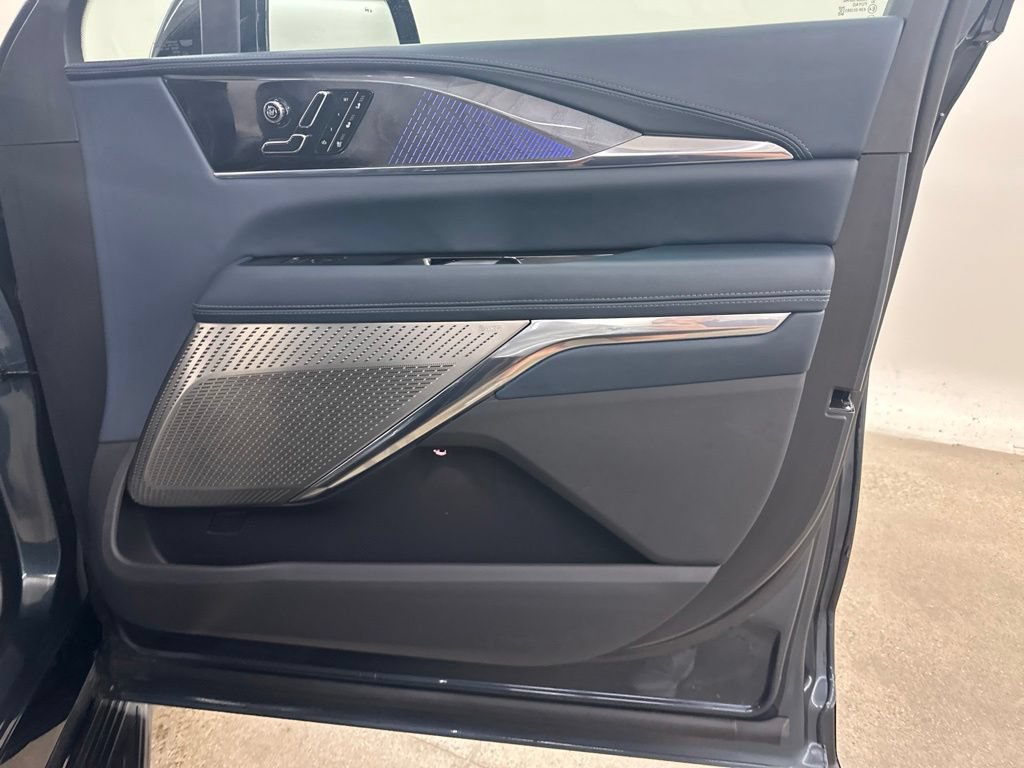 Certified 2025 Cadillac Escalade IQ Sport 2 w/ LPO, ONYX Package AWD/4WD image 18