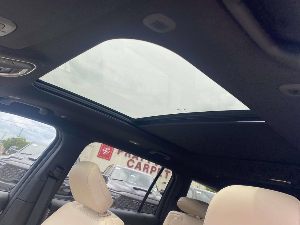 New 2026 Jeep Grand Cherokee L Limited w/ Luxury Tech Group II RWD image 15