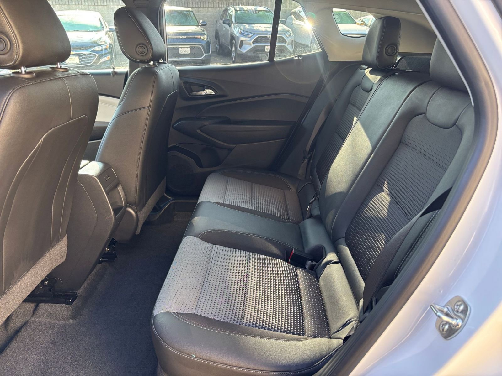 Used 2025 Chevrolet Trax LT w/ LT Convenience Package image 25