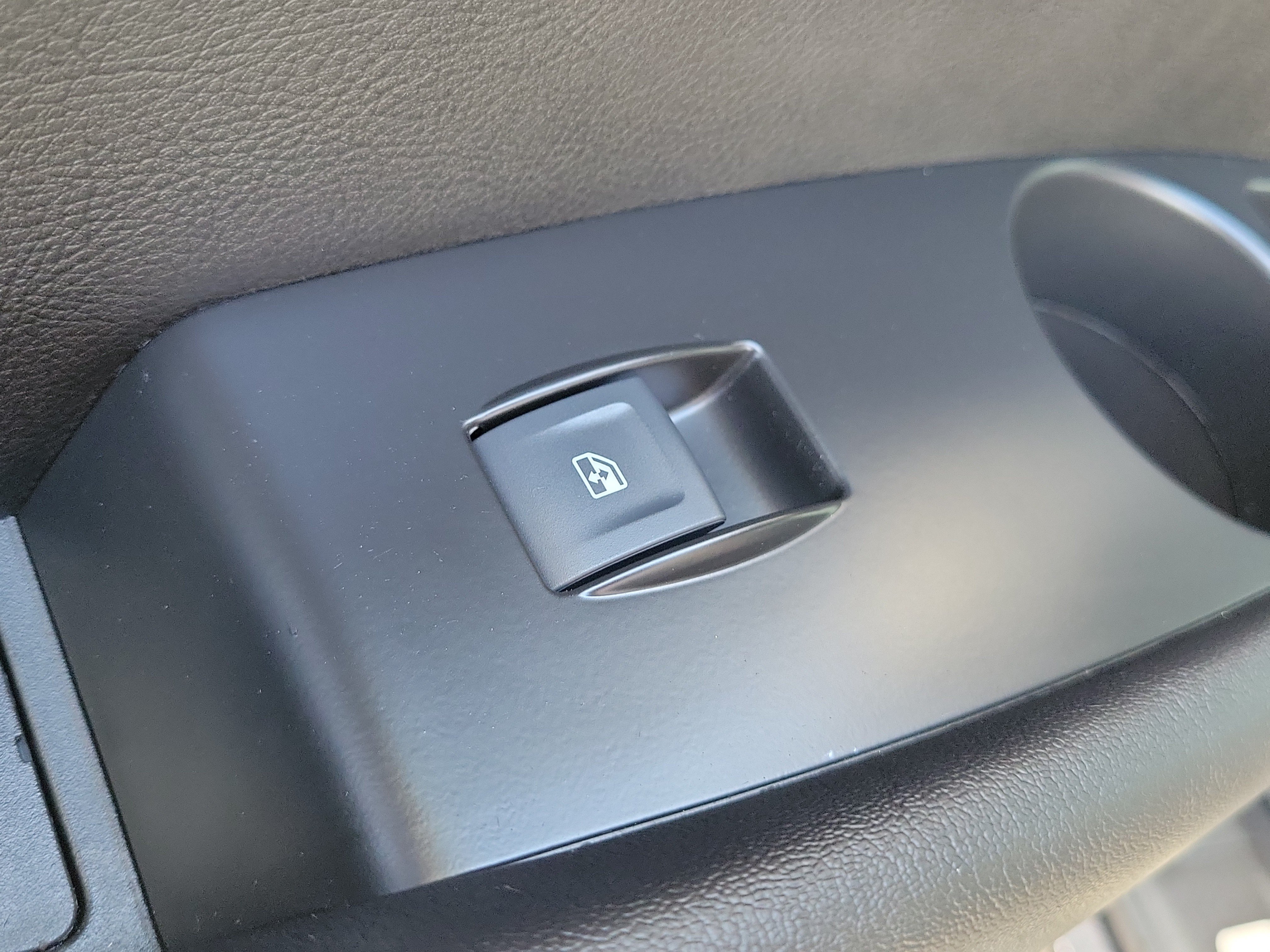 Used 2015 Cadillac Escalade Luxury AWD/4WD image 16