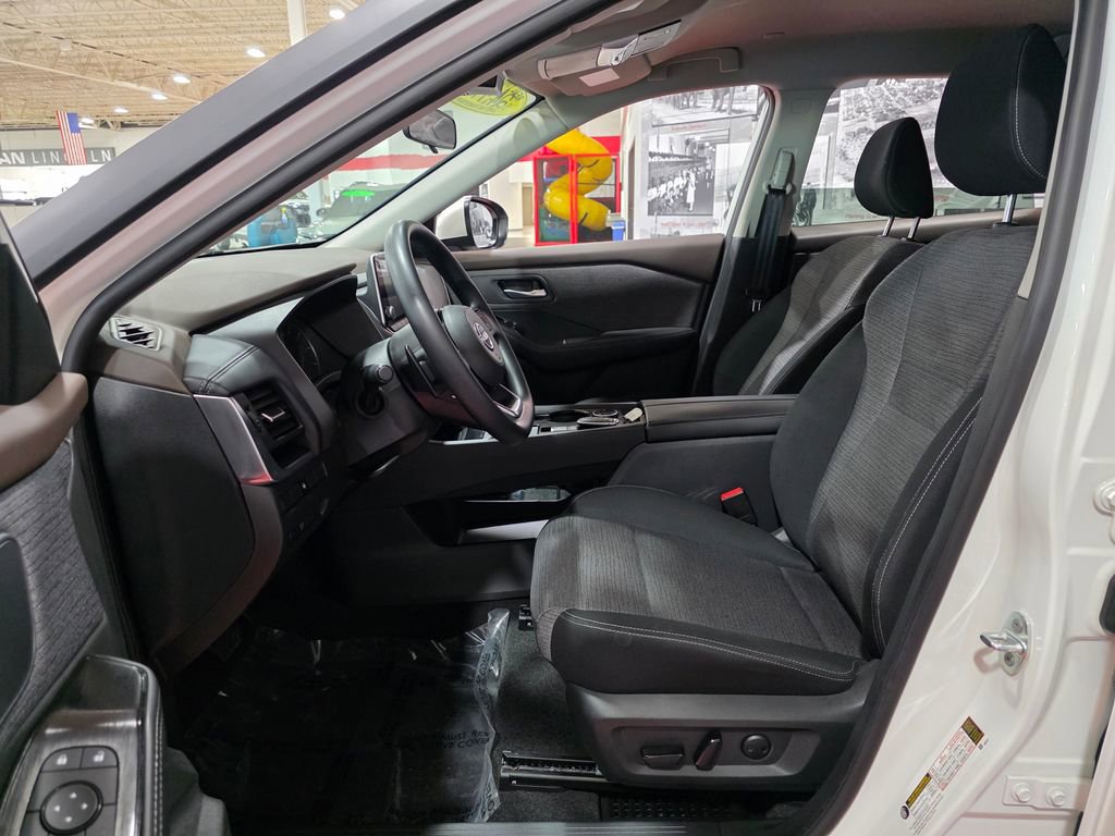 Used 2023 Nissan Rogue SV image 14