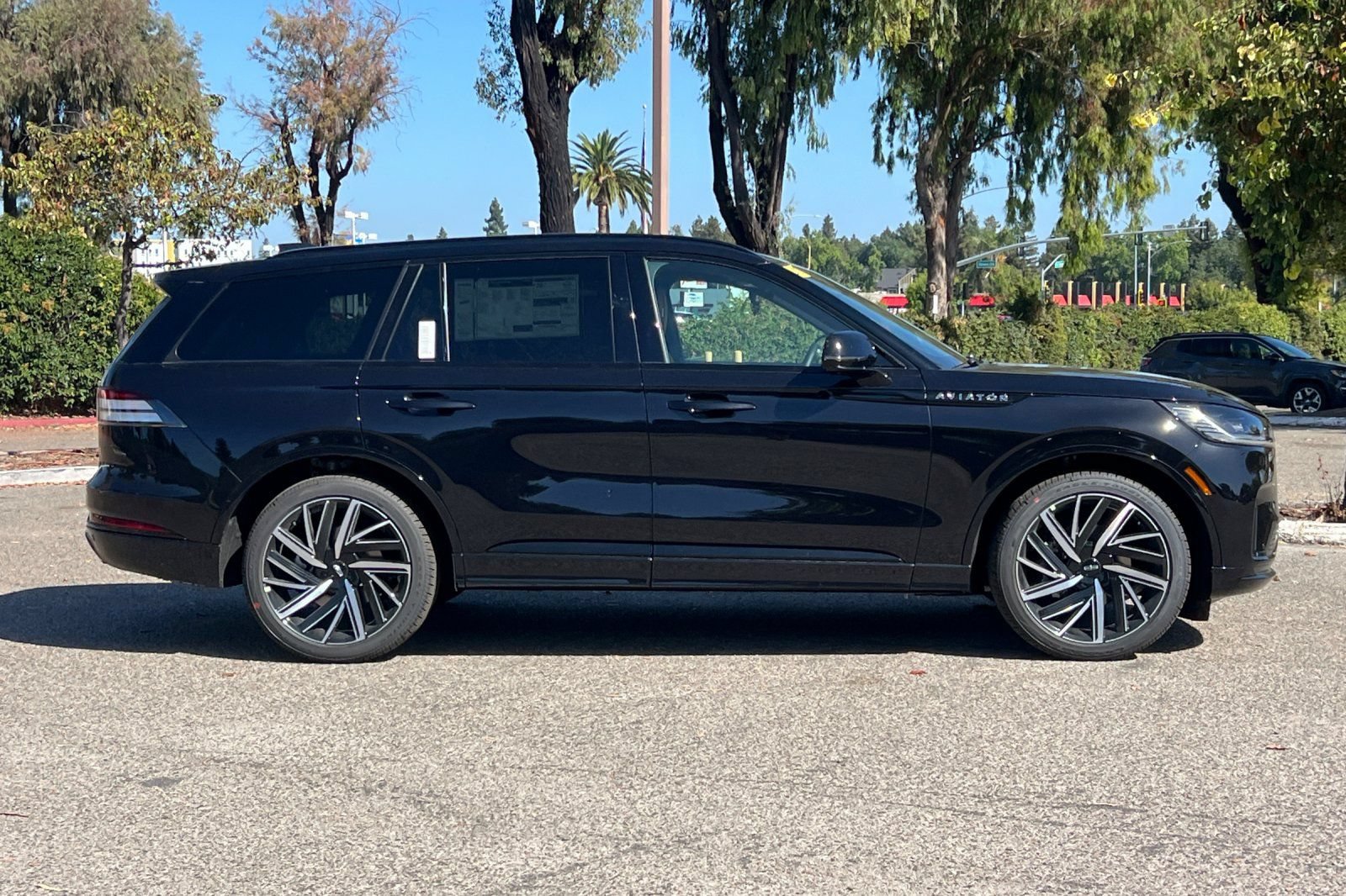 New 2026 Lincoln Aviator Black Label w/ Jet Appearance Package AWD/4WD image 3