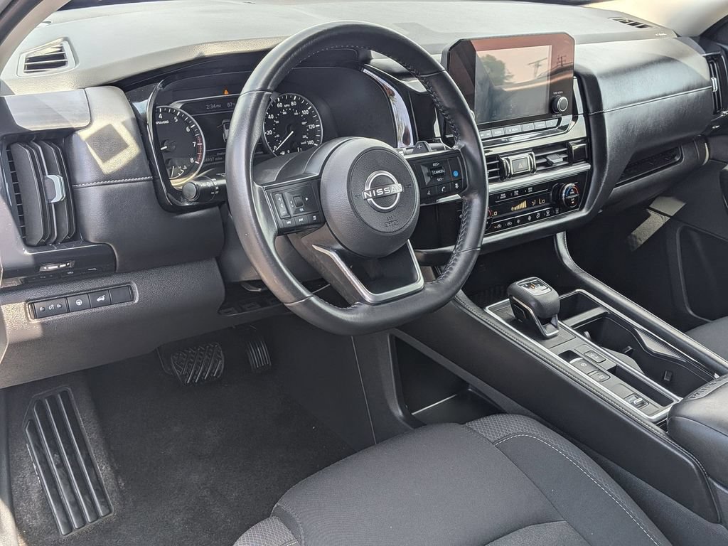Used 2025 Nissan Pathfinder SV FWD image 10