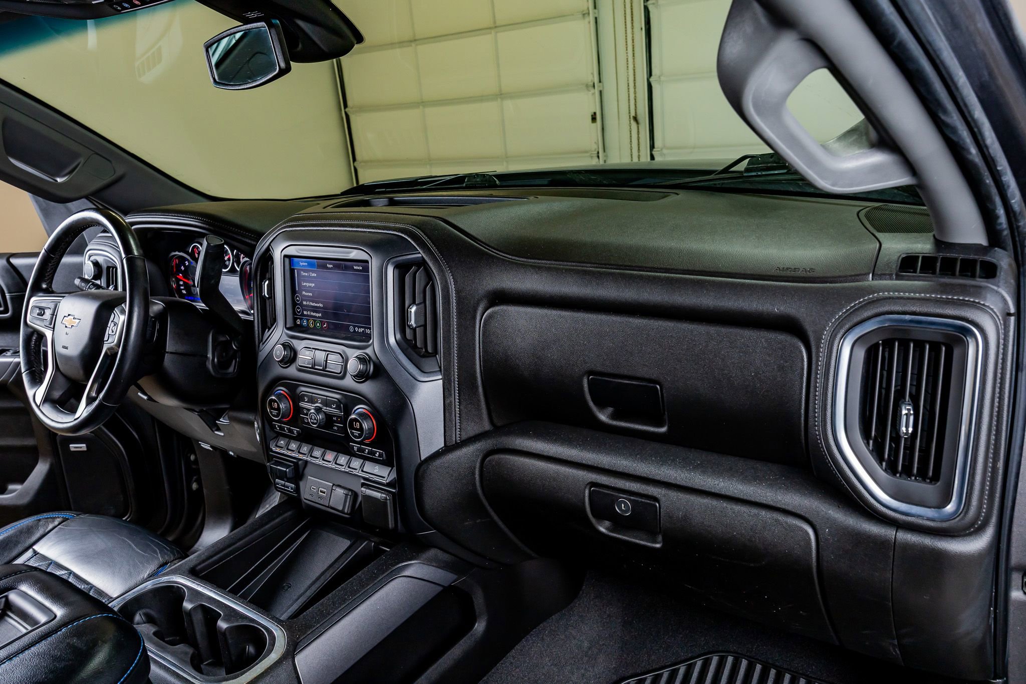 Used 2020 Chevrolet Silverado 1500 LTZ w/ LTZ Premium Package AWD/4WD image 17