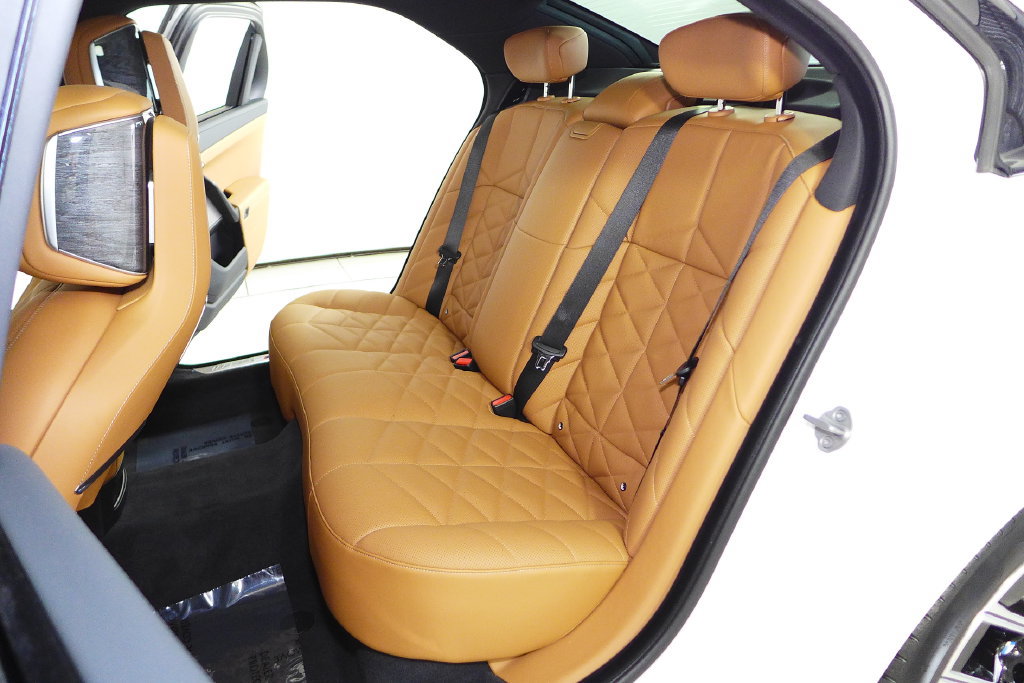 Certified 2024 BMW 740i w/ Premium Package RWD image 21