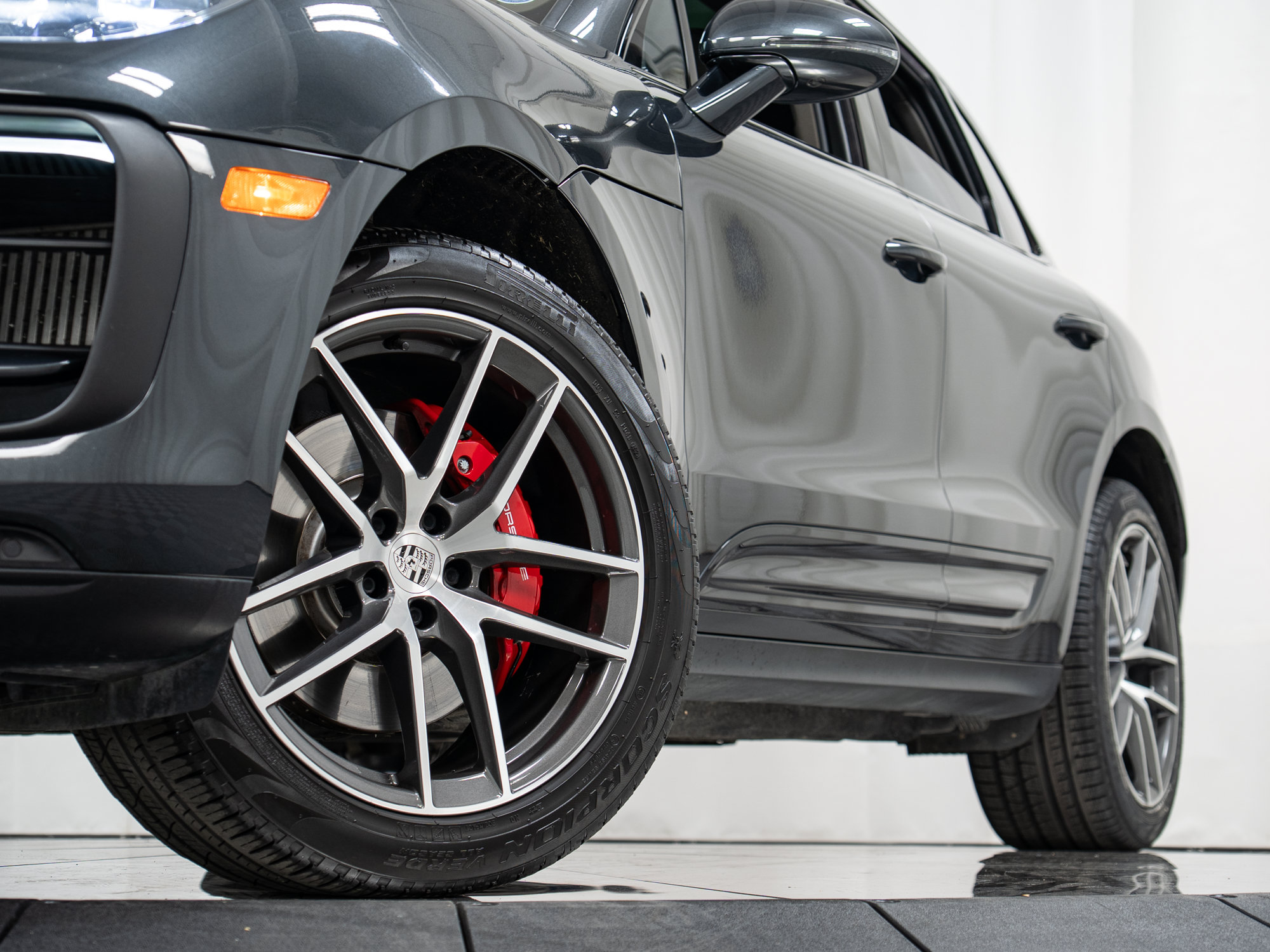 Certified 2022 Porsche Macan S AWD/4WD image 32