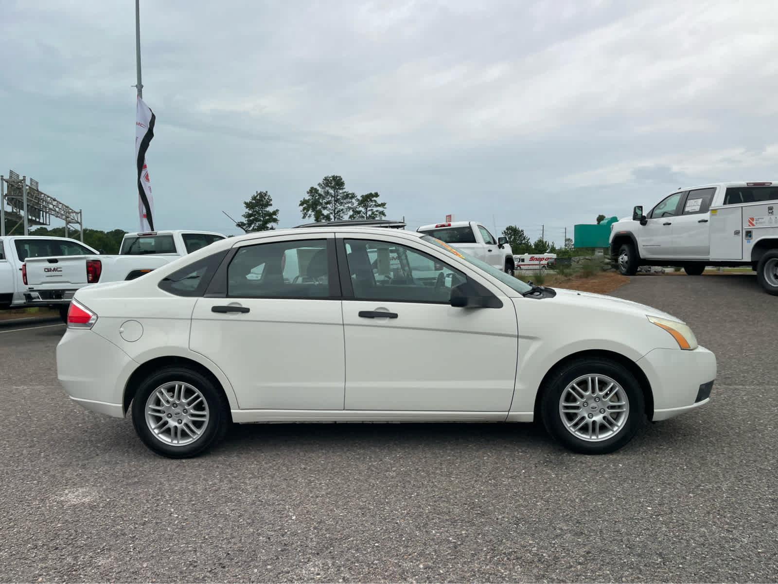 Used 2011 Ford Focus SE FWD image 4