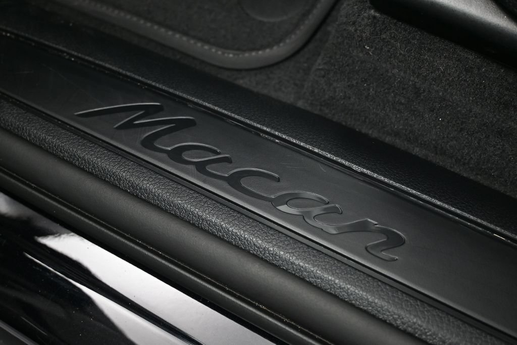 Certified 2025 Porsche Macan AWD/4WD image 34
