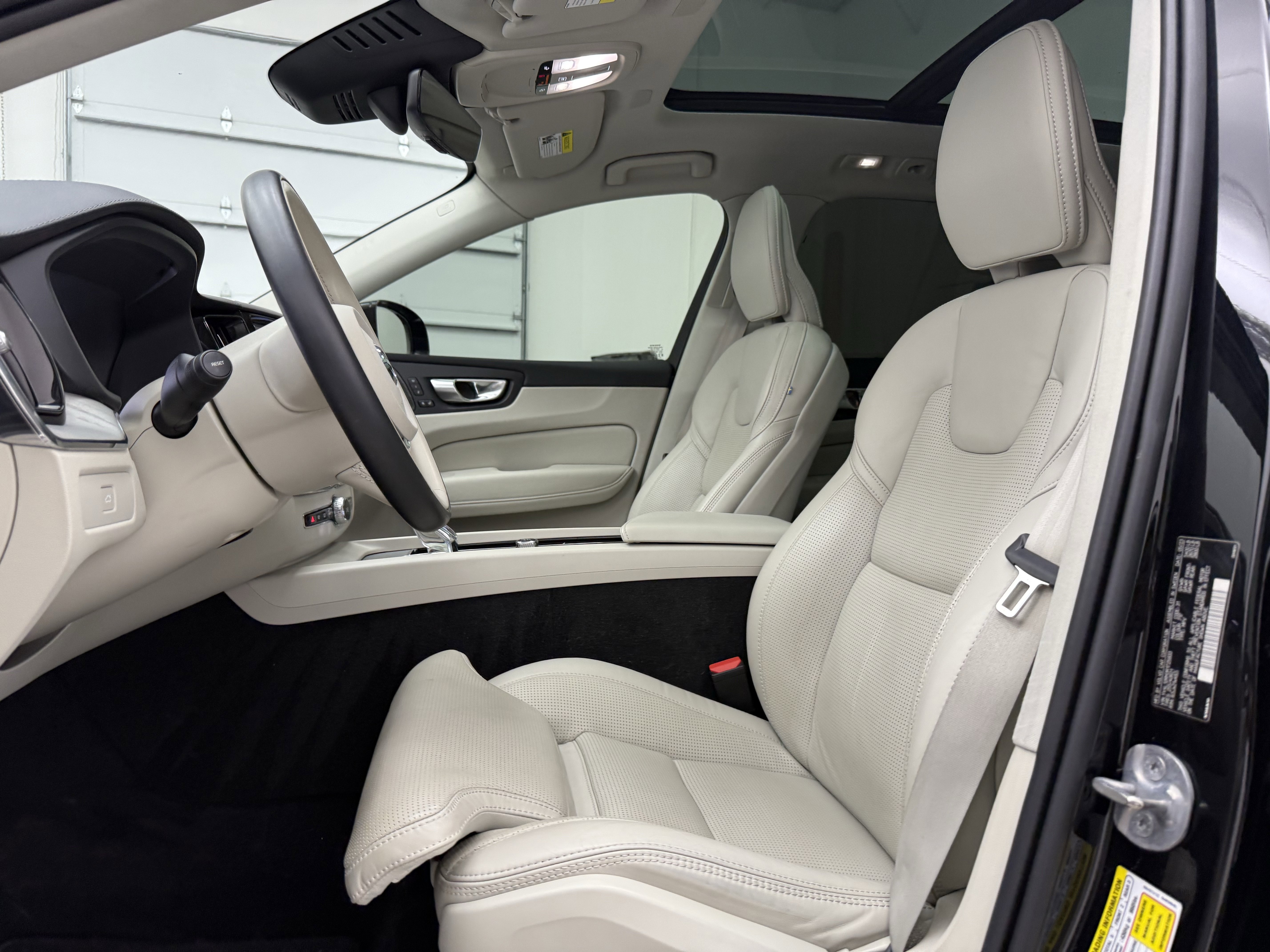 Used 2024 Volvo XC60 B5 Ultimate w/ Protection Package Premier image 12