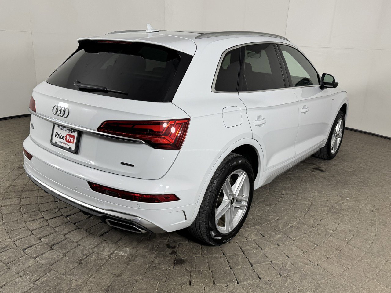 Used 2024 Audi Q5 e Premium Plus w/ Premium Plus Package image 6