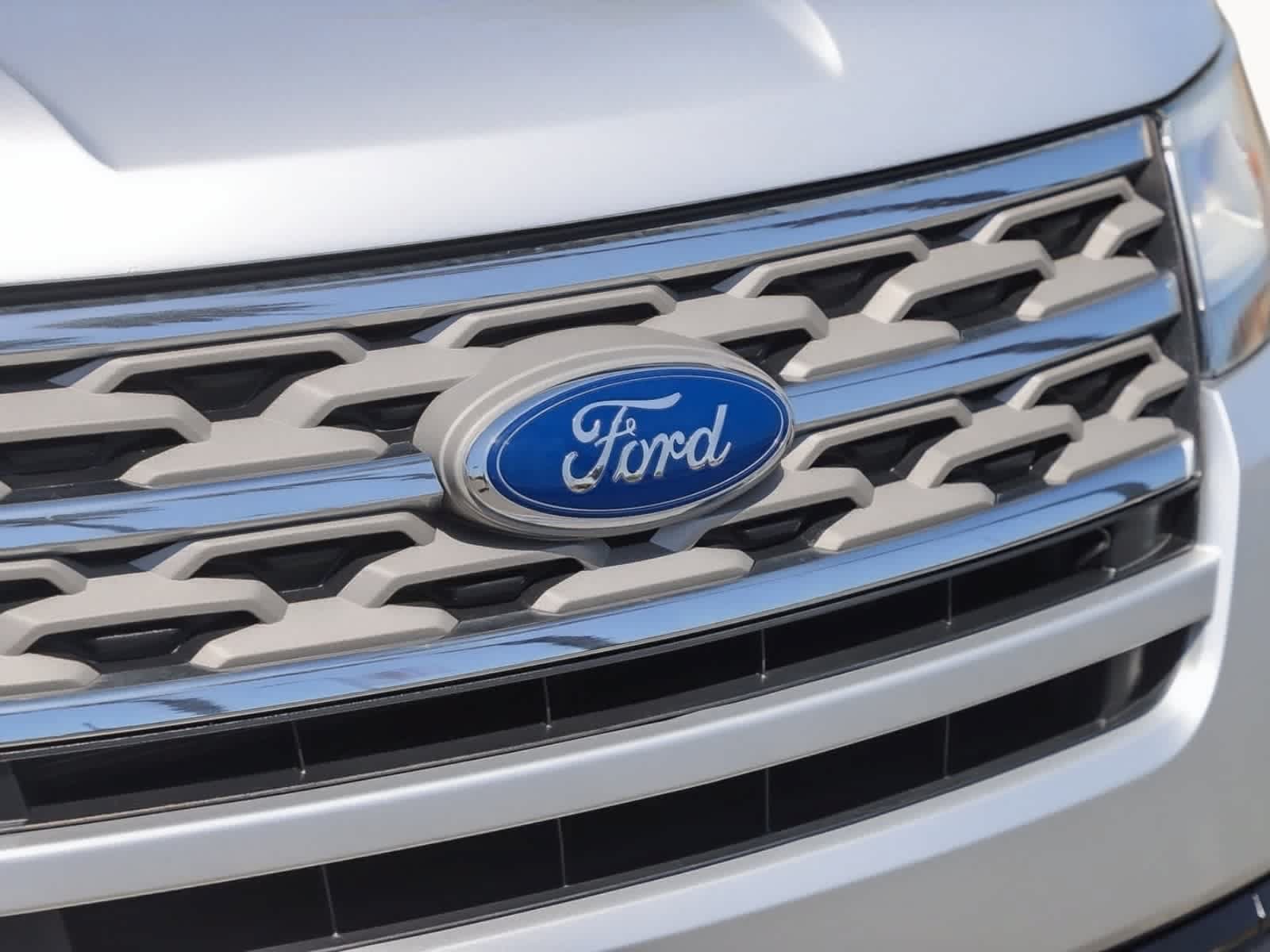 Used 2018 Ford Explorer XLT w/ Equipment Group 201A AWD/4WD image 6