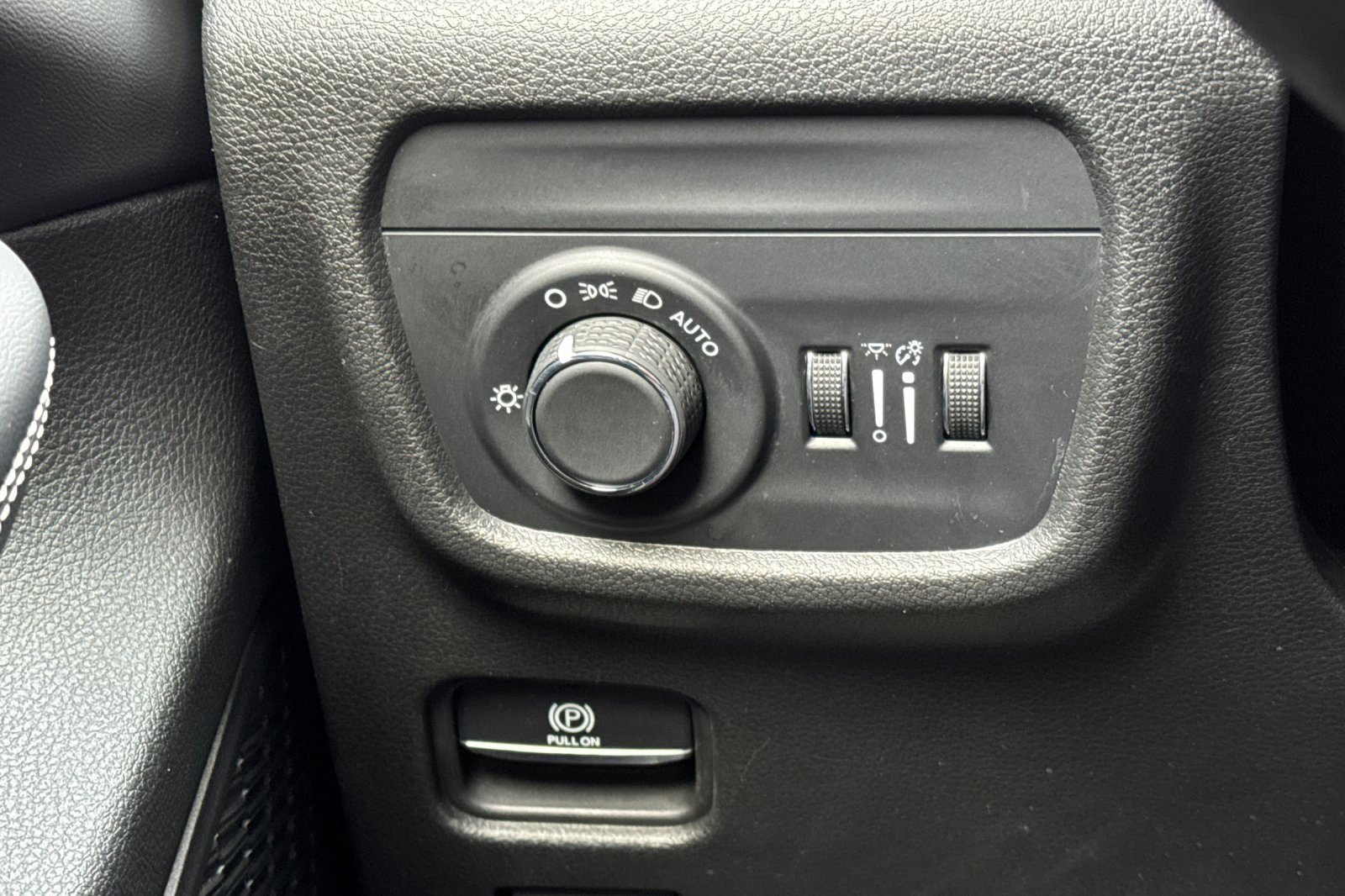 Used 2023 Jeep Grand Cherokee Laredo image 31