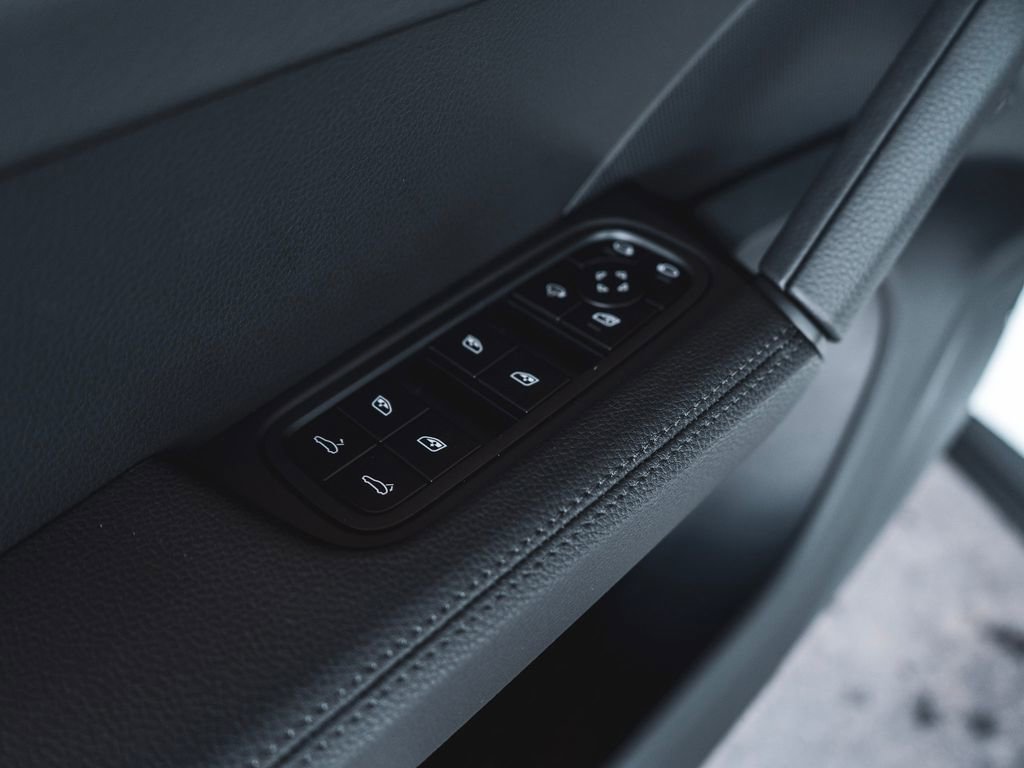 New 2025 Porsche Cayenne image 28