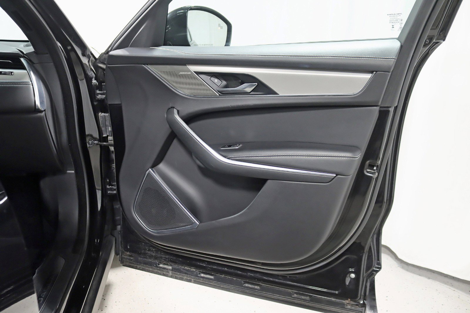 Used 2024 Jaguar F-PACE R-Dynamic S image 32