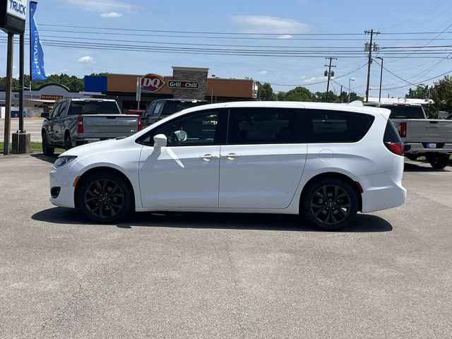 Used 2020 Chrysler Pacifica Touring w/ S Appearance Package FWD image 9