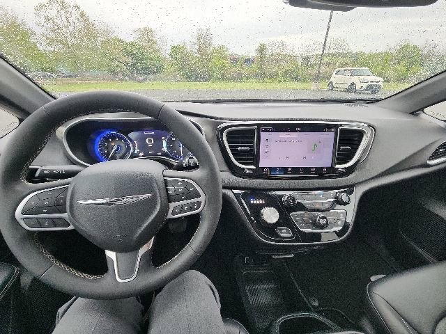 Used 2025 Chrysler Pacifica Select FWD image 9