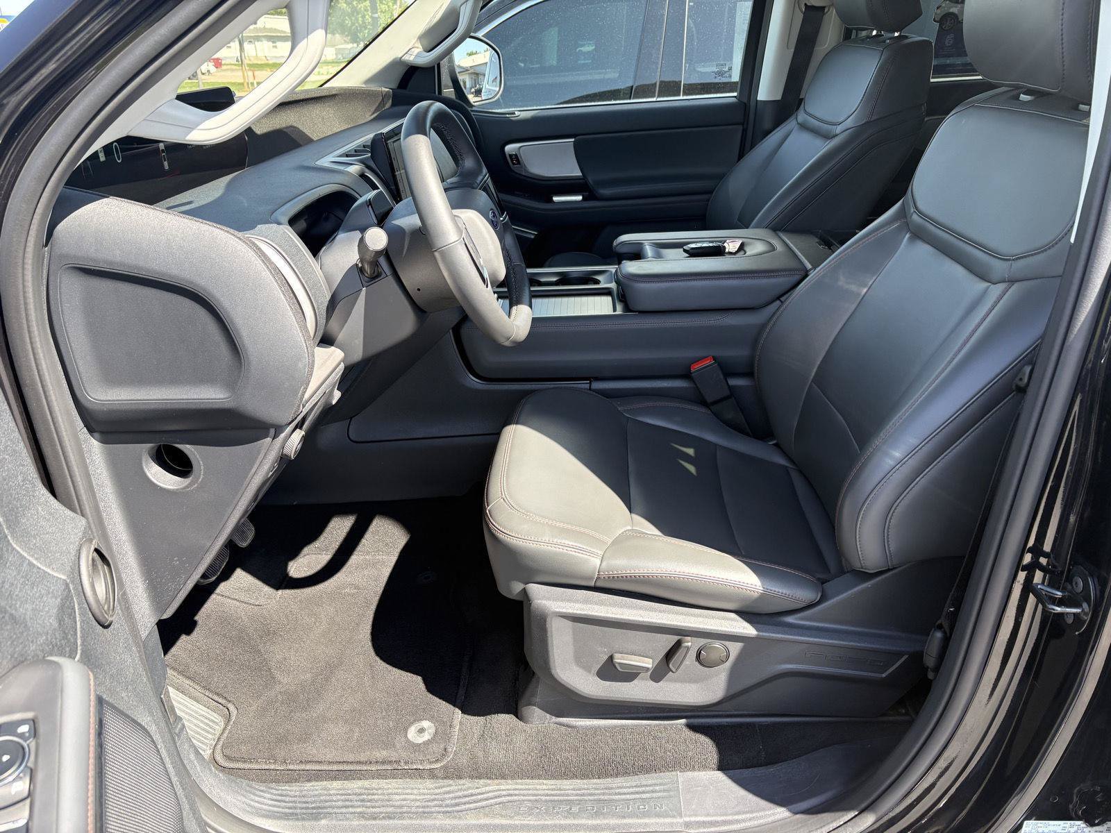 Used 2025 Ford Expedition Active AWD/4WD image 4