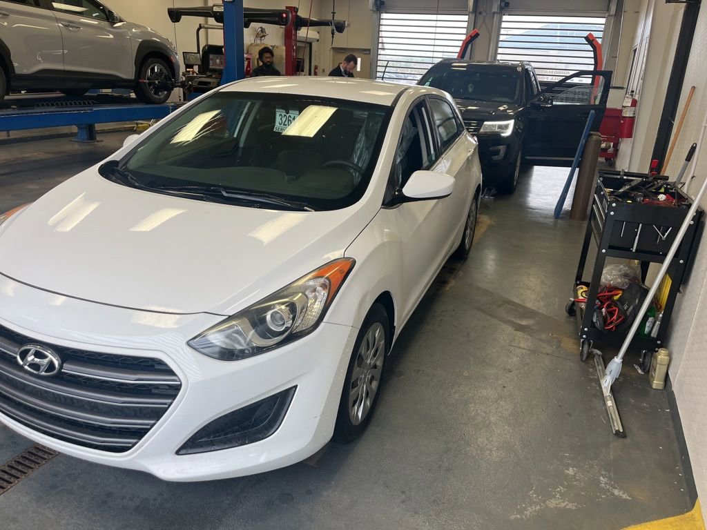 Used 2017 Hyundai Elantra GT FWD image 4